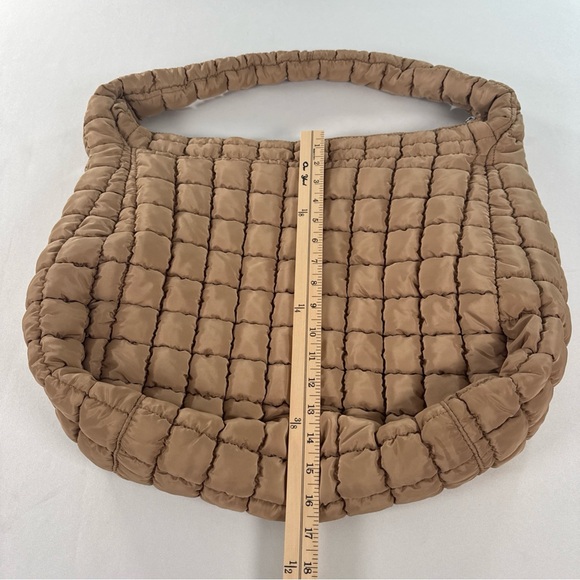 Free People FP Movement Quilted Carry All Tote Beige Overnight Bag Gym Large EUC - Picture 6 of 11